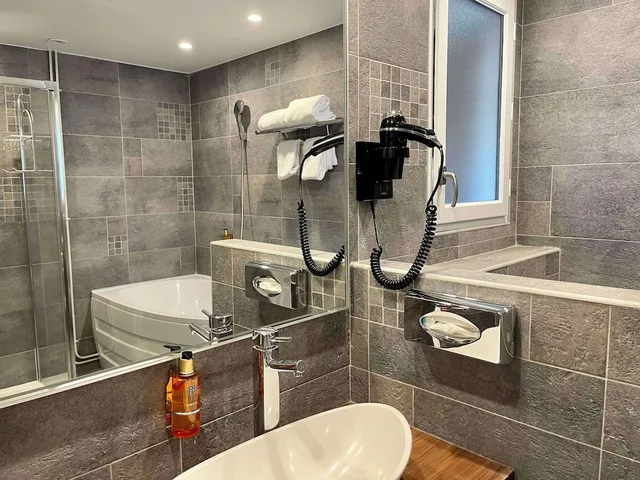 غرفة ديلوكس بسرير كينج وسرير فردي، Best Western Hotel De France 3/4