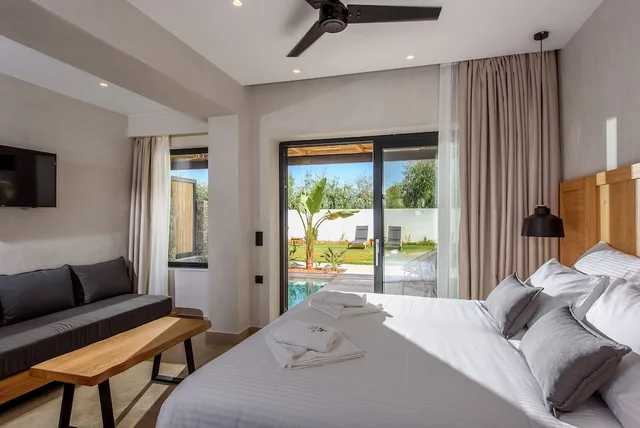 غرفة سوبيريور ثلاثية بسرير كوين بإطلالة على الحديقة مع أريكة بمسبح خاص، Anesea Hotel 1/3
