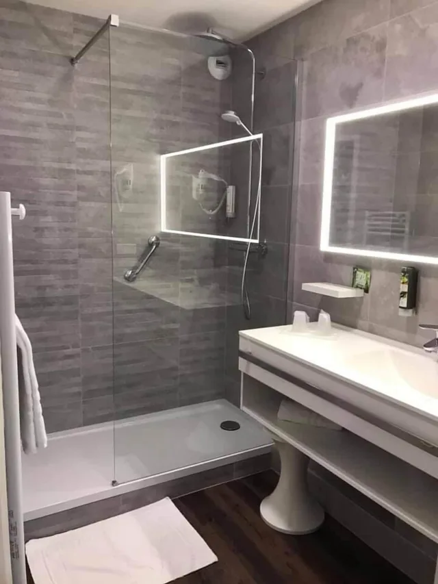 غرفة عائلية رباعية بسرير كوين وسريرين منفصلين، The Originals Thonon Les Bains Larc En Ciel Ex Inter Hotel Thonon Les Bains Larc En Ciel 7/10