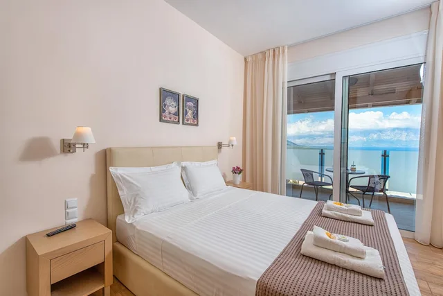 فيلا ديلوكس بسريرين كوين وسريرين منفصلين بإطلالة على البحر بـ3 غرف نوم بمسبح خاص، Ionian Heaven Villas 1/5