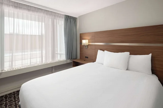جناح بسريرين كوين بمطبخ صغير، Baymont by Wyndham Edson 1/4