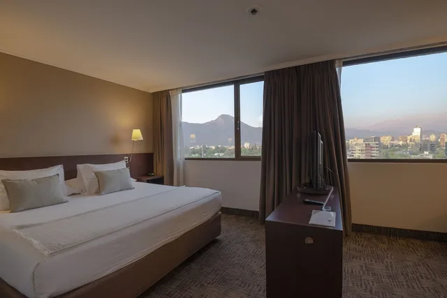 Standard, 2 Queen Beds, Cathedral View، Hotel Director Vitacura 2/8