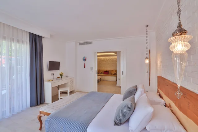 Suite, 1 King and 1 Single Beds, Private Garden, Balcony، Arnna Hotel 1/3