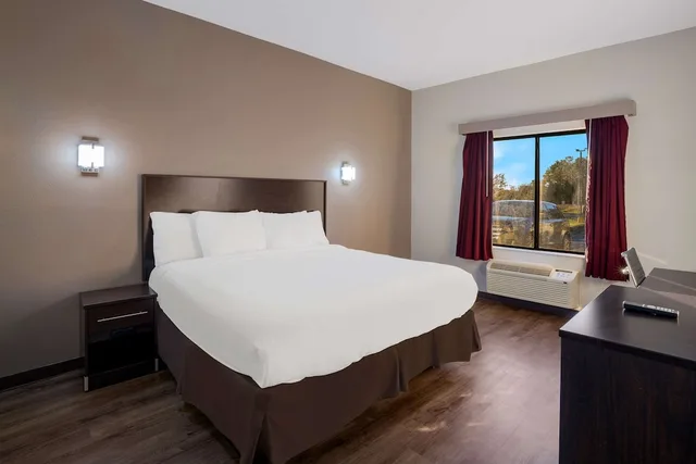 جناح بسرير كينج مع أريكة، Rodeway Inn Brandon - Jackson East 1/2