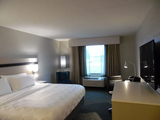 غرفة قياسية بسرير كوين مع أريكة، Holiday Inn Bloomington Normal 1/2