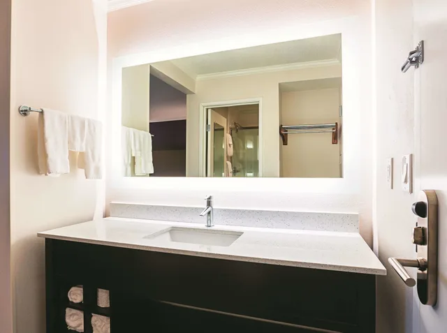 غرفة بسرير كينج، La Quinta Inn & Suites by Wyndham Atlanta Midtown - Buckhead 4/4
