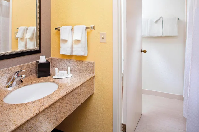 غرفة رباعية لذوي الإعاقة، Courtyard By Marriott Miami Airport West Doral 2/3