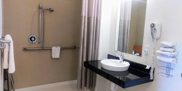 غرفة بسريرين كوين لذوي الإعاقة، American Inn 4/4