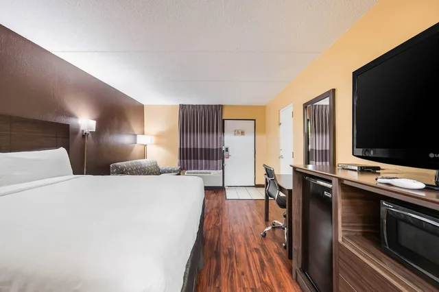 غرفة بسرير كينج لذوي الإعاقة، Econo Lodge Columbus near Airport 1/4