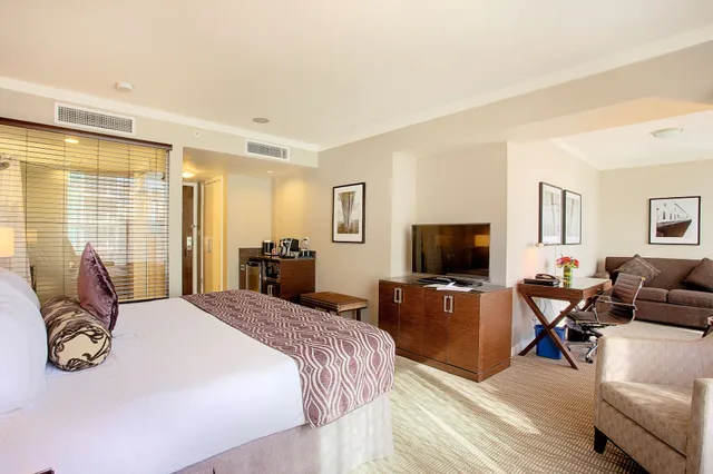 Junior Suite, King Bed, Mountain Side, Sofa، The Pinnacle At the Pier 3/3
