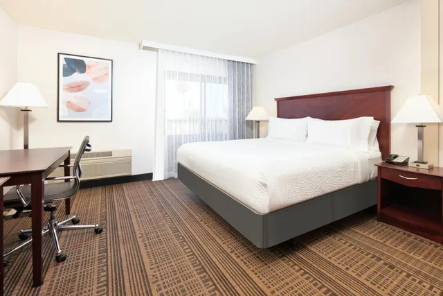 جناح، Holiday Inn Hotel And Suites 4/6