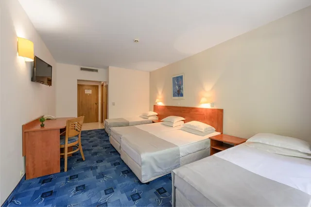 غرفة رباعية بإطلالة على المتنزه بشرفة، Madara Park Hotel 1/9