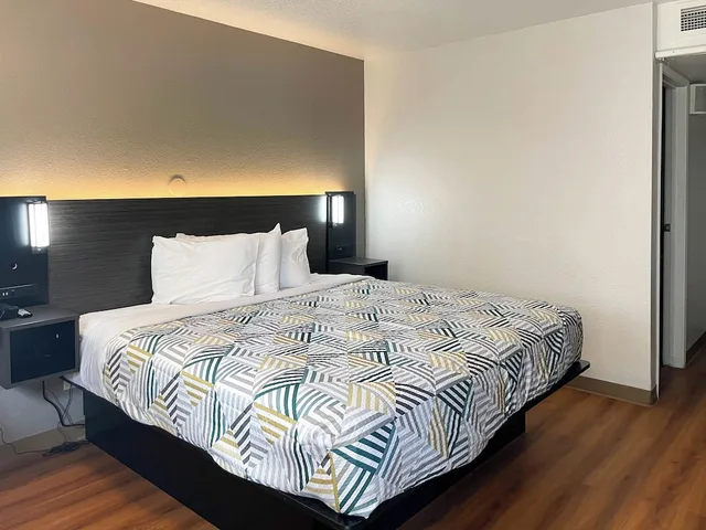 غرفة قياسية بسرير كوين، Motel6 Cheyenne, WY 1/4