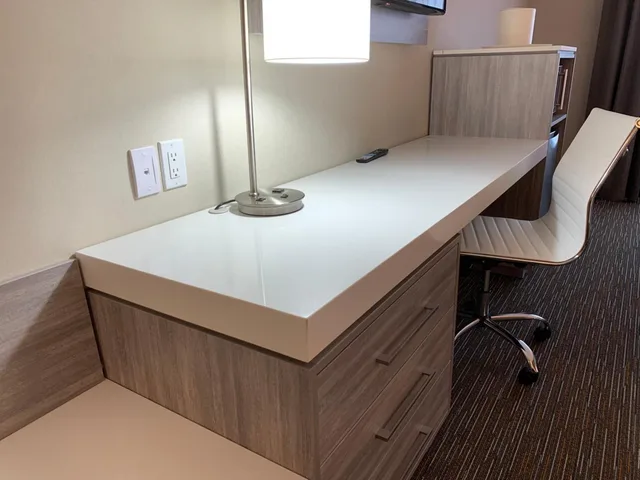 غرفة ديلوكس بسرير كينج وسريرين كوين، Wingate by Wyndham Kanata West Ottawa 6/8
