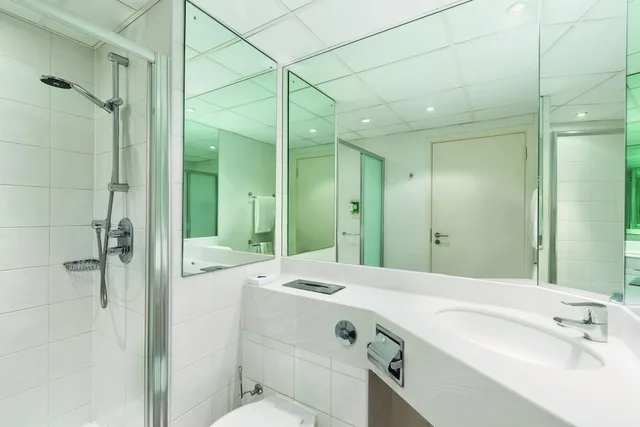 غرفة بزنس بسرير مزدوج، Ramada Hotel & Suites by Wyndham Coventry 2/2