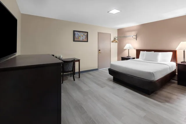 غرفة بسرير كوين بحوض استحمام، Baymont by Wyndham Iron Mountain 4/8