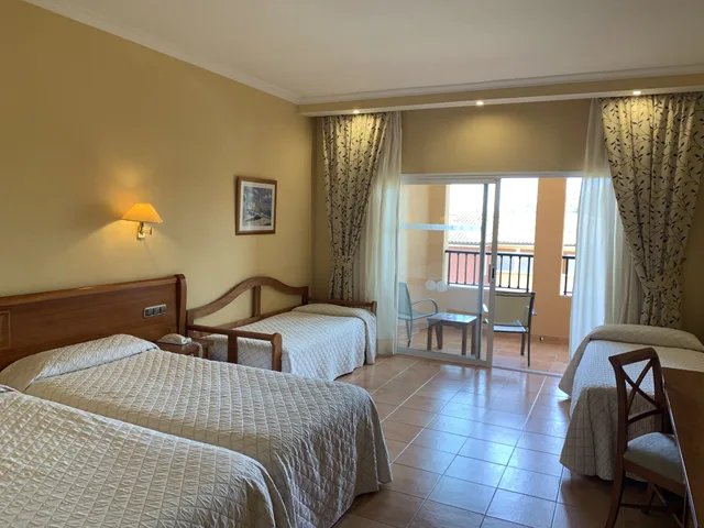 غرفة رباعية بأربعة أسرّة بإطلالة على البحر بشرفة، Hotel Bordoy Don Antonio (ex Continental Don Antonio) 1/10
