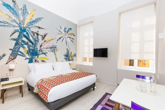 Mezzanine, Junior Suite, Queen and Twin Beds، Palais Saleya Boutique Hotel 1/3
