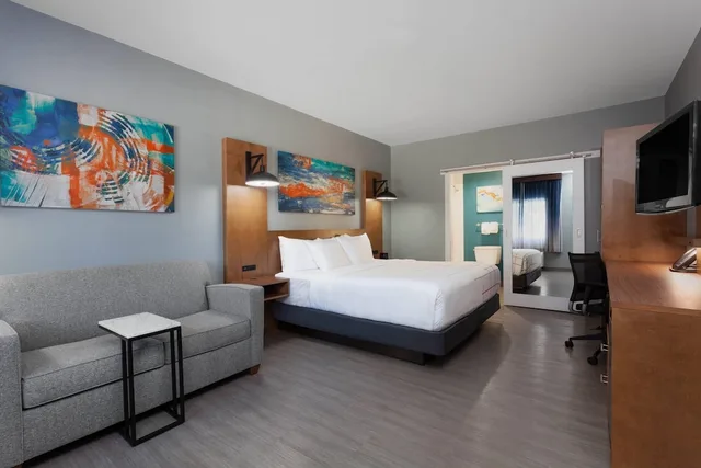 غرفة بسرير كينج بإطلالة على المسبح، La Quinta Inn Suites By Wyndham Ft Myers Sanibel Gateway 7/10