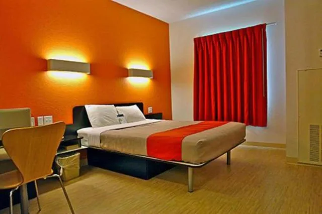 غرفة بسرير كوين للمدخنين، Motel6 Riverton, WY 3/10