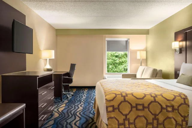 غرفة بزنس بسرير كينج، Baymont By Wyndham Georgetown 1/2