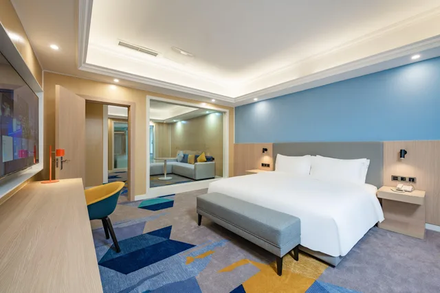 Suite, King Bed, Bath and Shower، Holiday Inn Express Chengdu Tianfu Square an IHG Hotel 1/3