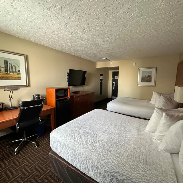 غرفة بسرير كينج وسريرين كوين، Wyndham Garden Medicine Hat Conference Center 7/10