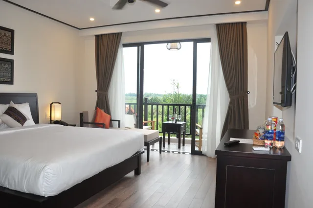 غرفة ديلوكس بسرير كينج بإطلالة على النهر بشرفة، The Quin Riverside Villa 2/6