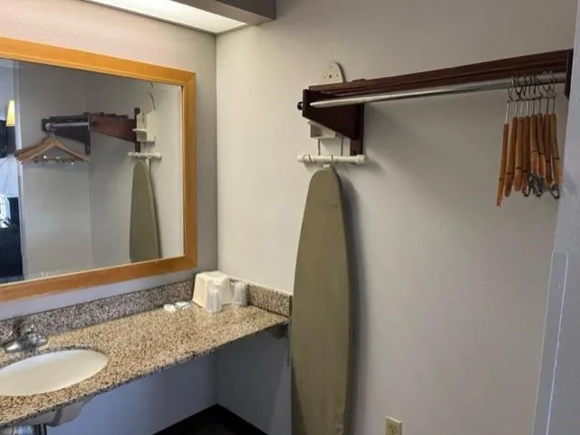 غرفة بسرير كينج للمدخنين لذوي الإعاقة، Motel6 Laurel, MS 9/10