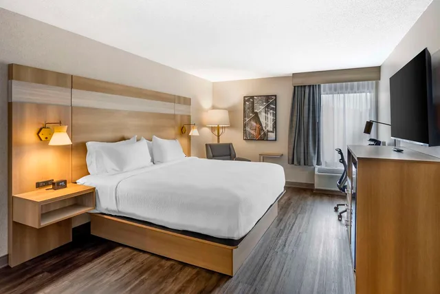 غرفة بسرير كينج يُسمح فيها بالحيوانات الأليفة، Best Western Plus Heritage Rail Inn & Suites 1/6