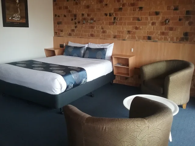 Spa, Deluxe, Studio, Queen Bed, Werribee Park Motor Inn 2/5