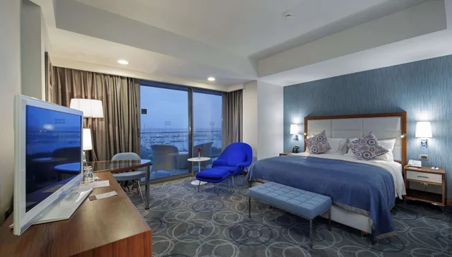 Room, King Bed, Sea and City View، Doubletree By Hilton Kusadasi 2/10