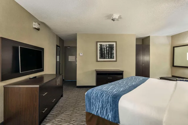 غرفة بسرير كينج لذوي الإعاقة، Comfort Inn Montreal Aeroport 4/7