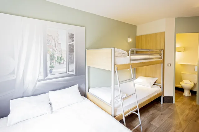 غرفة رباعية بسريرين فرديين، B&B HOTEL Paris Porte de la Villette 1/3