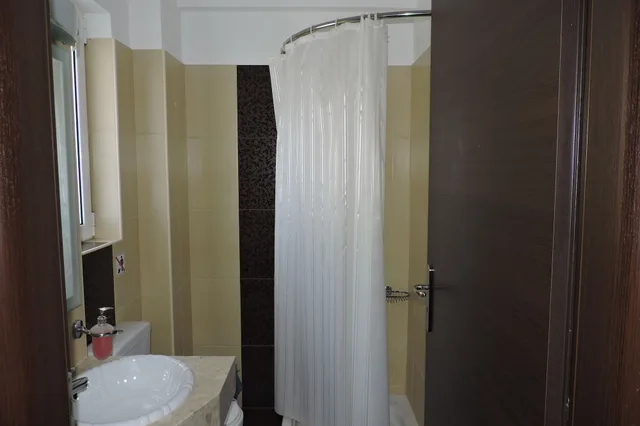 جناح بسريرين منفصلين بإطلالة على الحديقة مع أريكة، GOLDEN ROSE SUITES 8/9