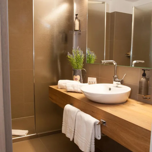 جناح جونيور، Charme Hotel Alexander 4/6