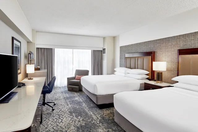 غرفة تنفيذية بسريرين كوين، Sheraton Indianapolis Hotel at Keystone Crossing 1/7