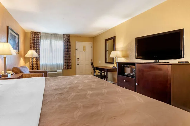 غرفة بسرير كينج للمدخنين لذوي الإعاقة، Quality Inn Russellville I-40 2/3
