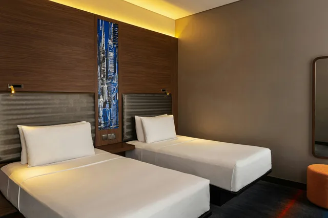 Room, Aloft Me'aisam Dubai 2/4
