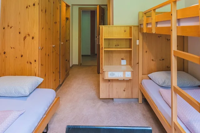 غرفة ثلاثية بسرير مزدوج وسرير بطابقين بحمام خاص، Davos Youthpalace 4/7