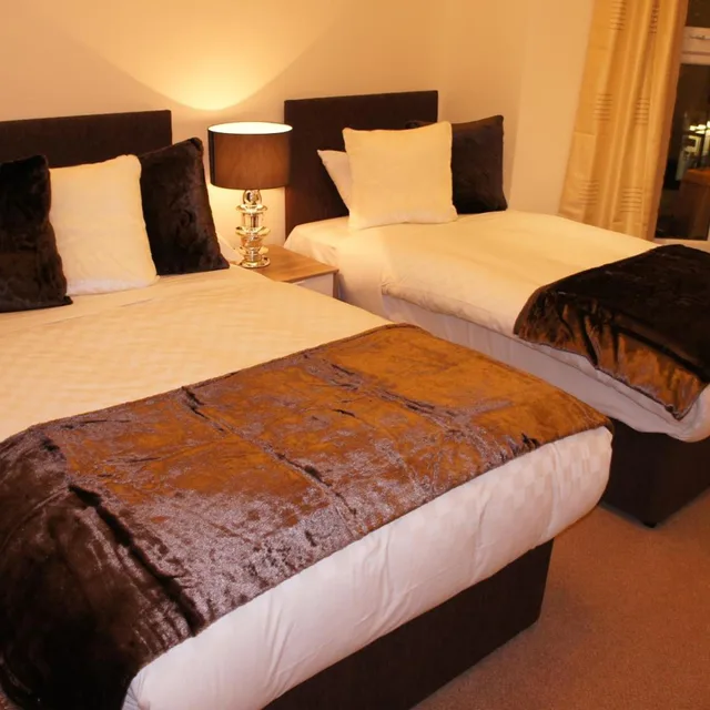 غرفة ثلاثية بحمام خاص، Sapphire Hotel 1/10