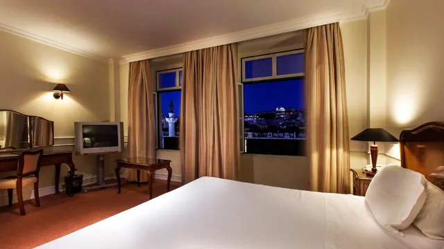 Rossio, Twin Beds, Castle View, Metropole Hotel Lisbon 3/7