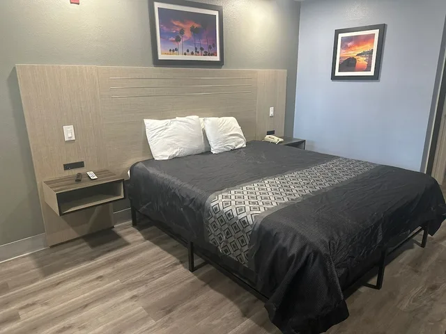 غرفة قياسية بسرير كينج، Orange Tustin Inn 4/10