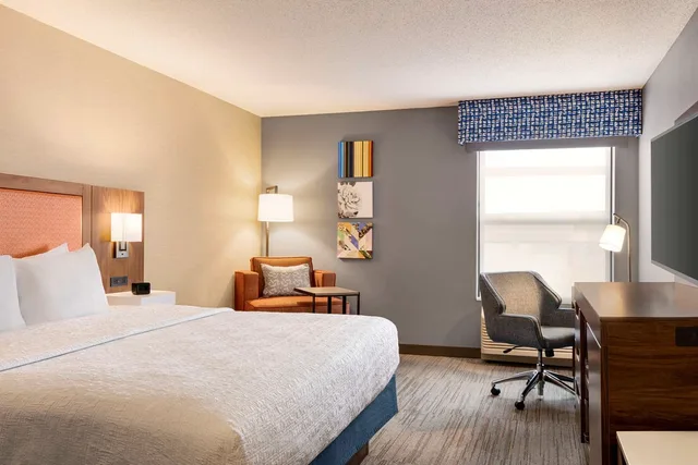 غرفة بسرير كينج، Hampton Inn & Suites Valparaiso 1/1