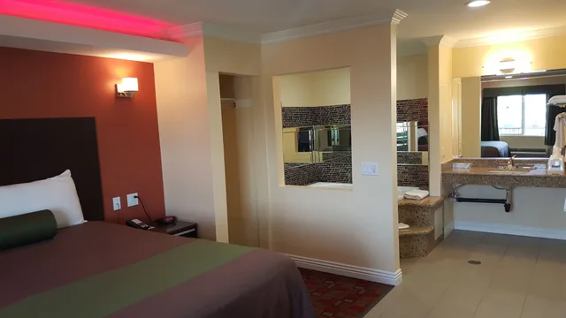 جناح بسرير كينج مع أريكة، Travelodge Inn & Suites by Wyndham Bell Los Angeles Area 5/10
