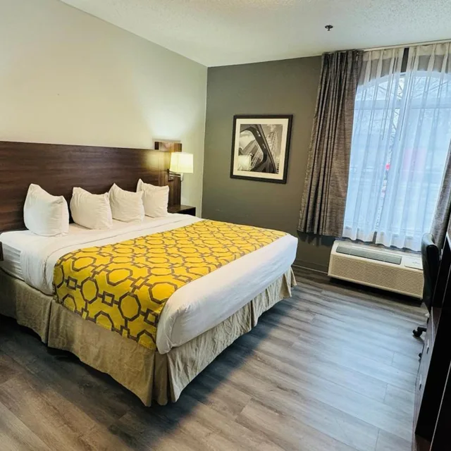 غرفة بسرير كينج لذوي الإعاقة، Baymont by Wyndham Chicago/Calumet City 2/9