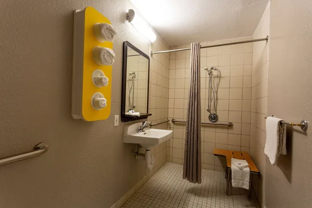 غرفة قياسية بسرير مزدوج للمدخنين، Motel6 Camp Springs, DC - South Camp Springs 5/5