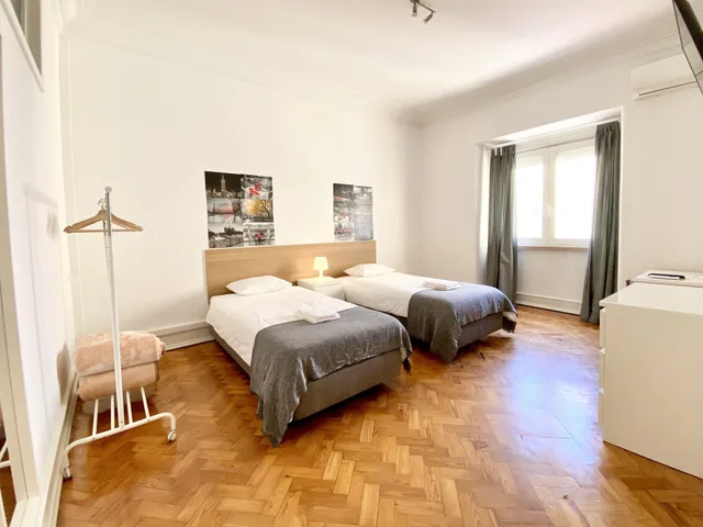 شقة عائلية بسريرين مزدوجين بـ6 غرف نوم مع أريكة، Home Out Rooms and Apartments 4/10