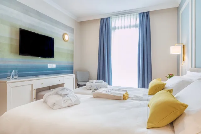 Room, Single, Twin Beds, Balcony, Sky Pool Hotel Sole Garda 3/5