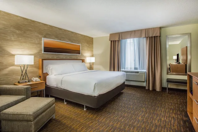غرفة قياسية بسرير كينج لذوي الإعاقة، Holiday Inn Saratoga Springs 2/7